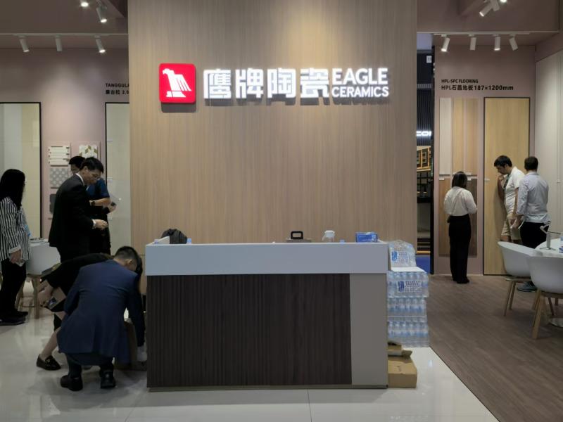 佛山石湾鹰牌陶瓷有限公司的第136届获奖广交会展位搭建图片 佛山石湾鹰牌陶瓷有限公司的第136届获奖广交会展位搭建图片