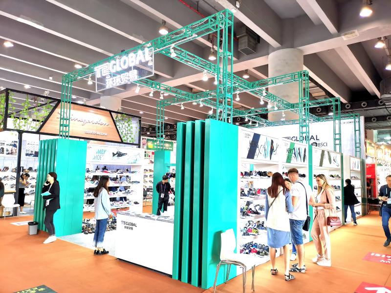 现场接待洽谈一体化的广州广交会展厅设计搭建图片:鞋类品牌“台州市环球贸易有限公司”的特装展台斜侧全景案例 现场接待洽谈一体化的广州广交会展厅设计搭建图片:鞋类品牌“台州市环球贸易有限公司”的特装展台斜侧全景案例