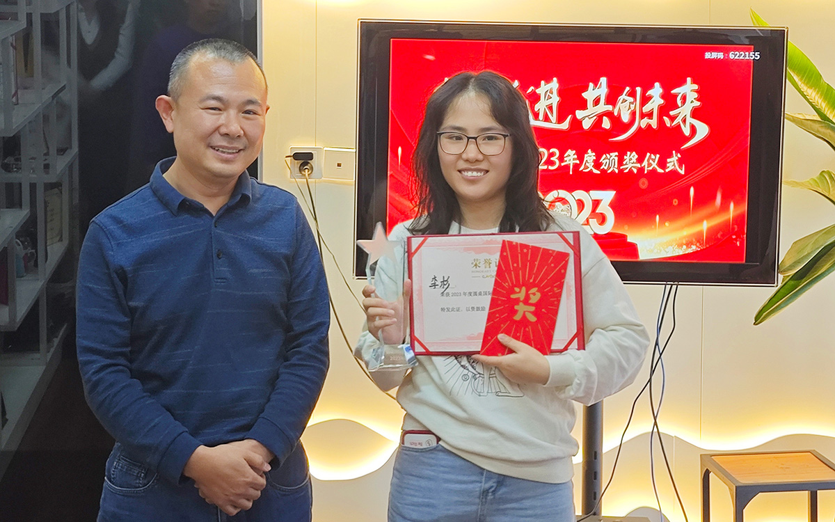 2023年beat365中文在线官网老板为李杉女士颁发奖励