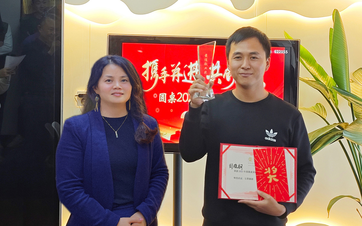 2023年beat365中文在线官网老板娘为刘晓钢先生颁发奖励
