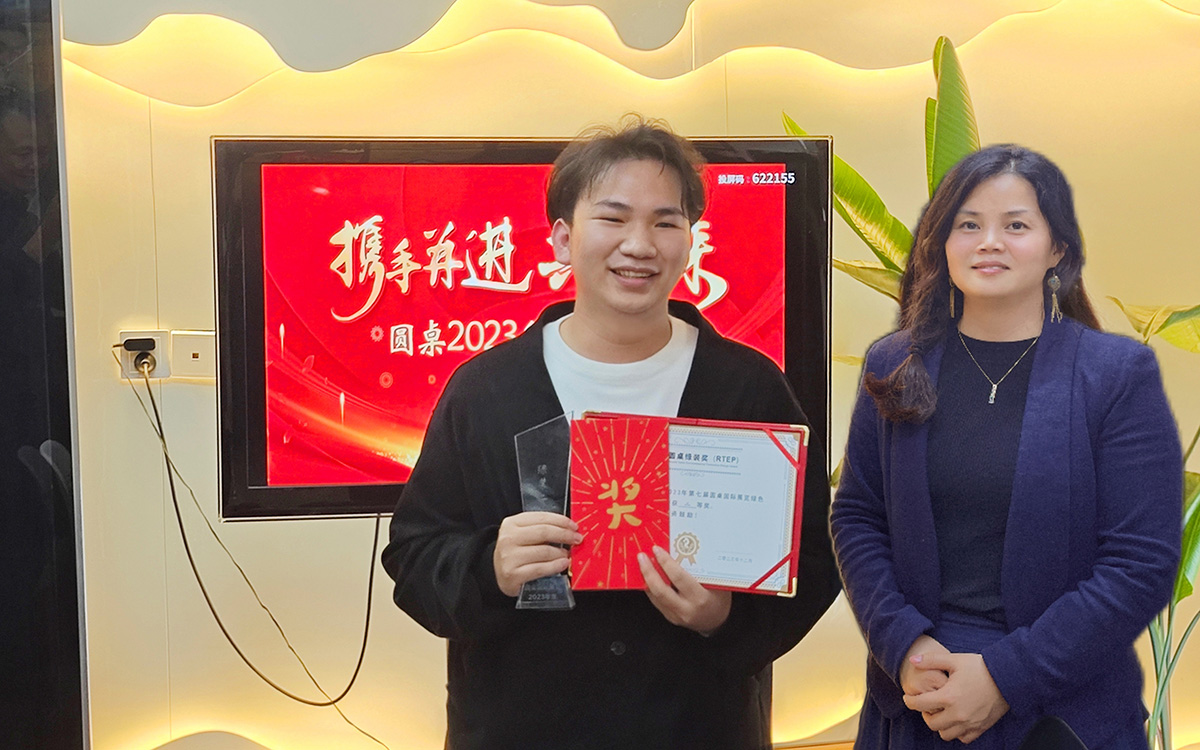 2023年beat365中文在线官网老板娘为骆振星先生颁发奖励