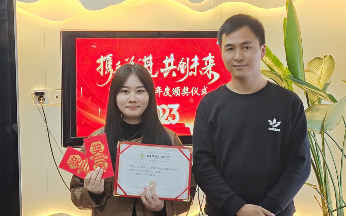 2023年beat365中文在线官网领导为谢慧文女士颁发奖励
