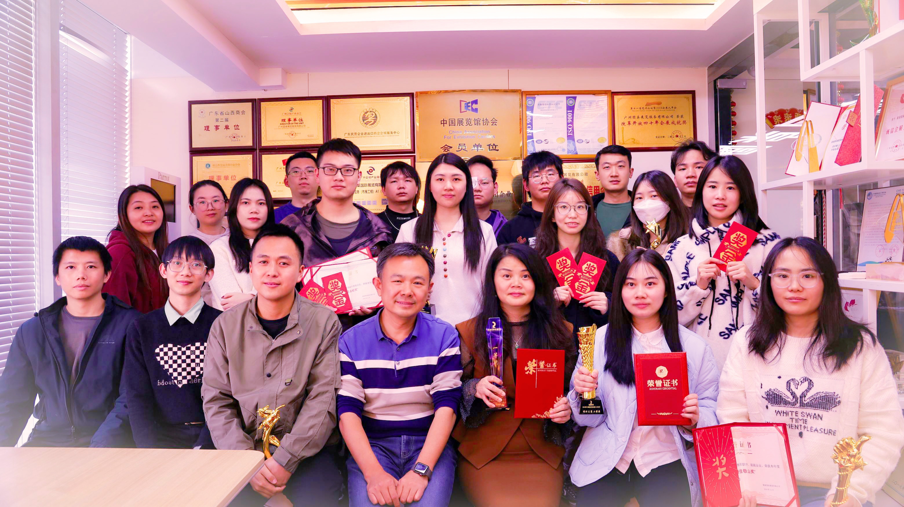 beat365中文在线官网总部全体优秀员工祝大家2025年新年快乐！