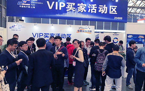参展商在展览展台设计中，如何适应不同展品类型？
