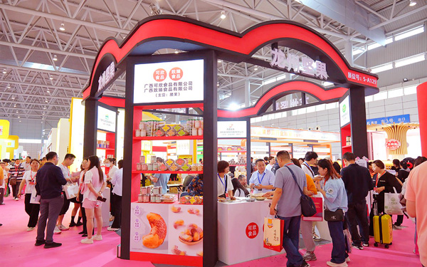在展会设计中，如何确保展架摆放不阻碍观众视线？