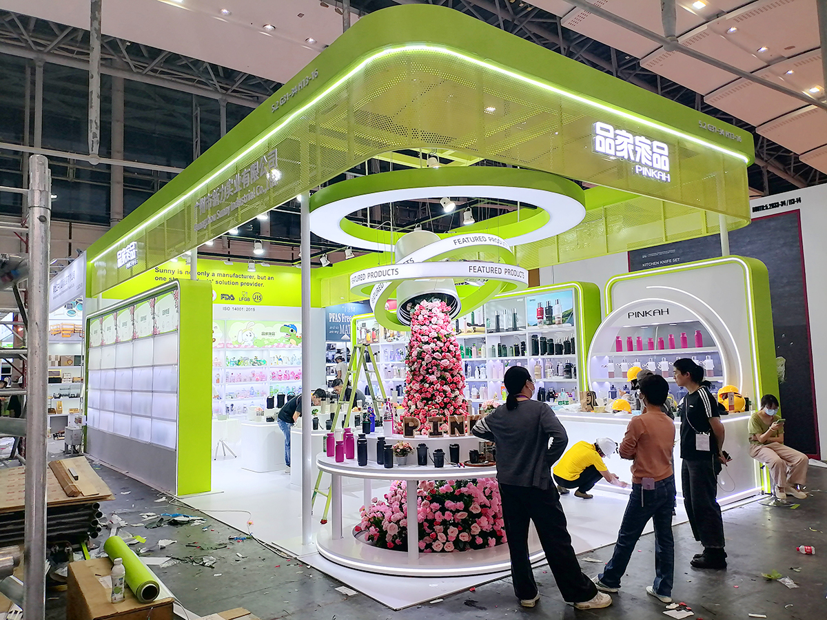 花艺装置点缀广交会摊位装修：打造差异化展示空间
