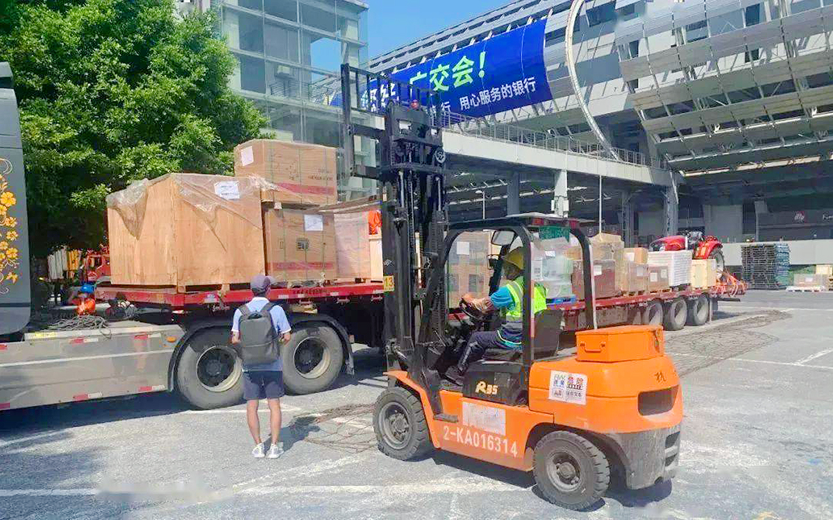 在展位设计及搭建中，物流运输的应急预案