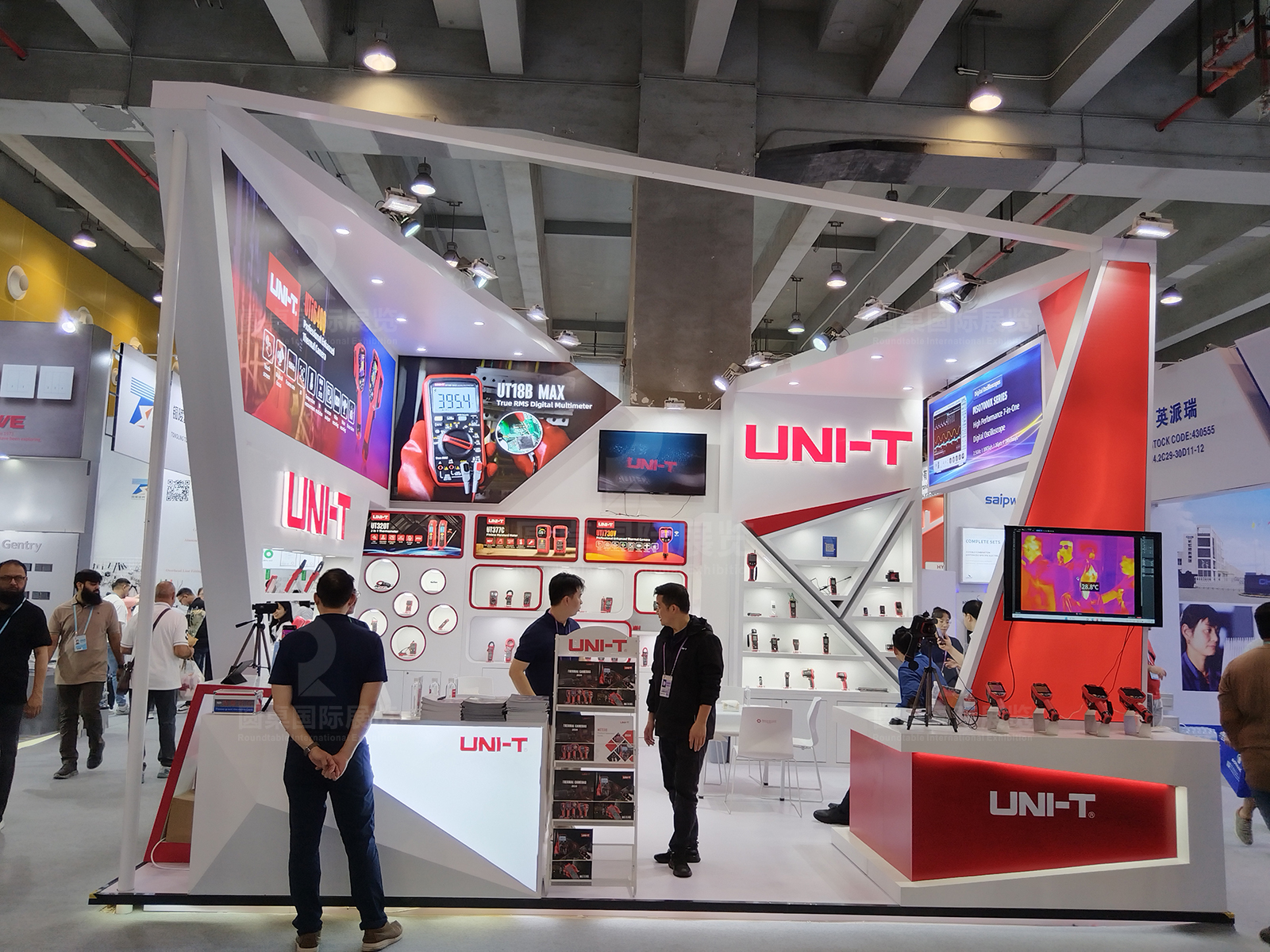 广州展台设计搭建技巧：用光影穿插来强化专业形象