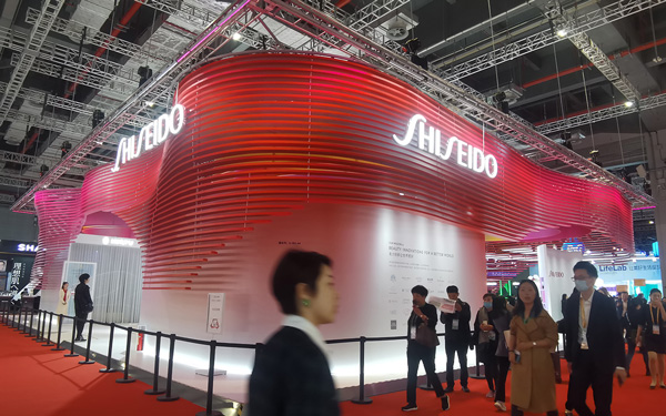 在广州展览会布展中，如何快速处理展台摇晃问题？